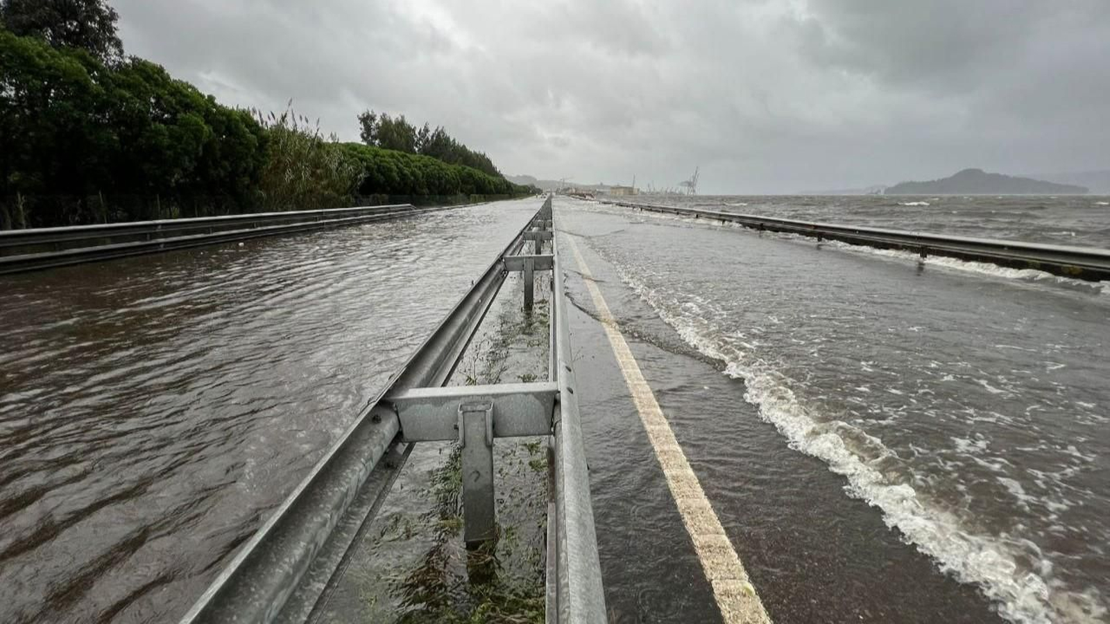 La autovía que Marín-Pontevedra se inundó este sábado. // Alberte