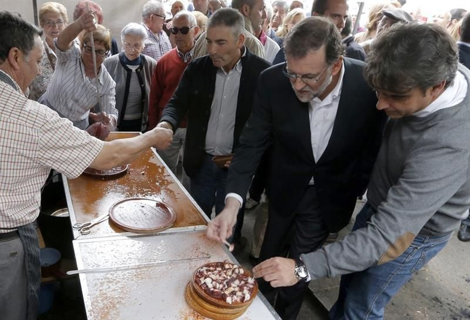 El presidente del Gobierno, Mariano Rajoy (2d), prueba el pulpo "a feira",