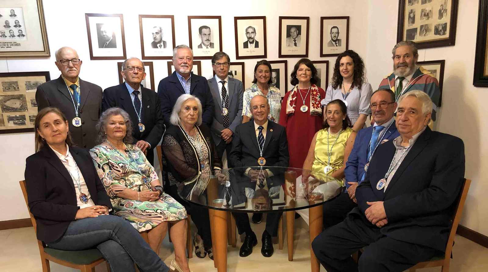 Nueva Junta Directiva del Centro Gallego de Santander: Carolina Entrecanales (vocal); Carmen
Chao (vocal), Olga Babarro (vicesecretaria); José Antonio Otero (presidente); Mercedes García (vocal); Emilio Santos (vocal); Germán Araujo (vicepresidente primero) (sentados, izqda.). Antonio Atienza (vocal); Alejandro Llano (vocal); Arturo González (vocal); Jesús Ferreño (vicepresidente segundo); Carmen L. Caneiro (tesorera); Carmen Elena Rivas (secretaria general); María del Mar Sánchez (vocal) y Roberto del Rivero (de pie, izqda.).