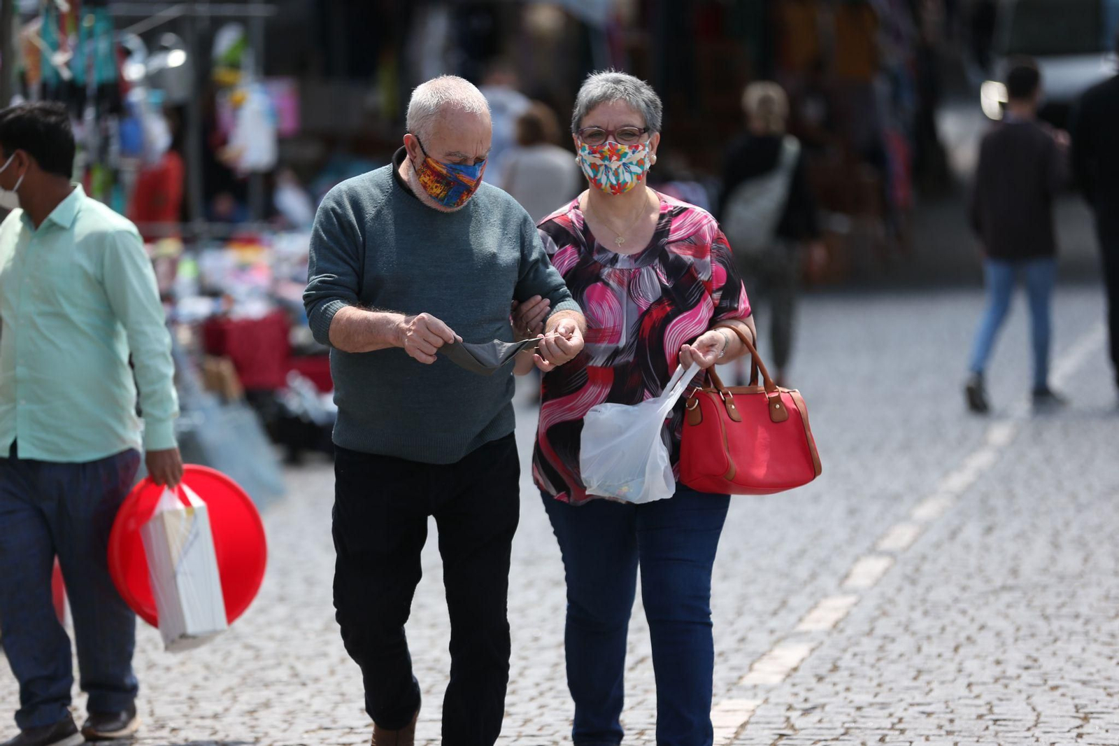 Ambiente de la localidad portuguesa Vilanova de Cerveira, este sábado 1 de mayo, primer día tras la reapertura de fronteras. // Alberte