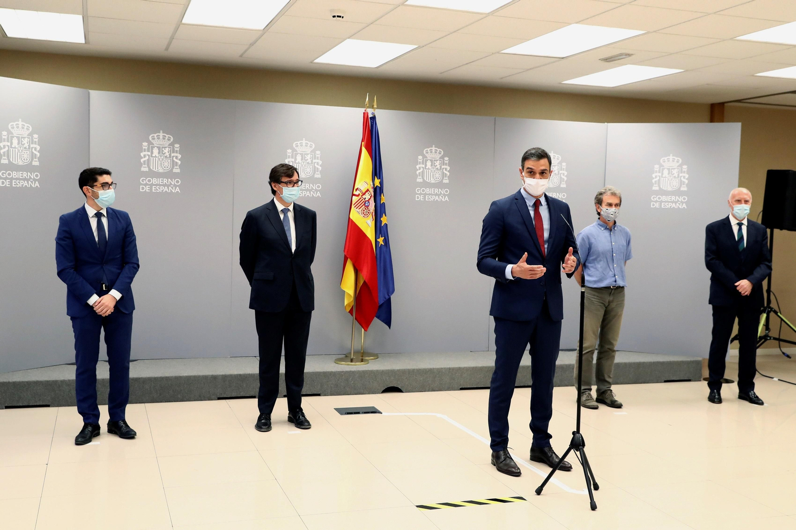 Pedro Sánchez (c), visita este miércoles el Centro de Coordinación de Alertas y Emergencias Sanitaras (CCAES), acompañado del Ministro de Sanidad, Salvador Illa (2-i), y del Director del centro, Fernando Simón (2-d), en Madrid.