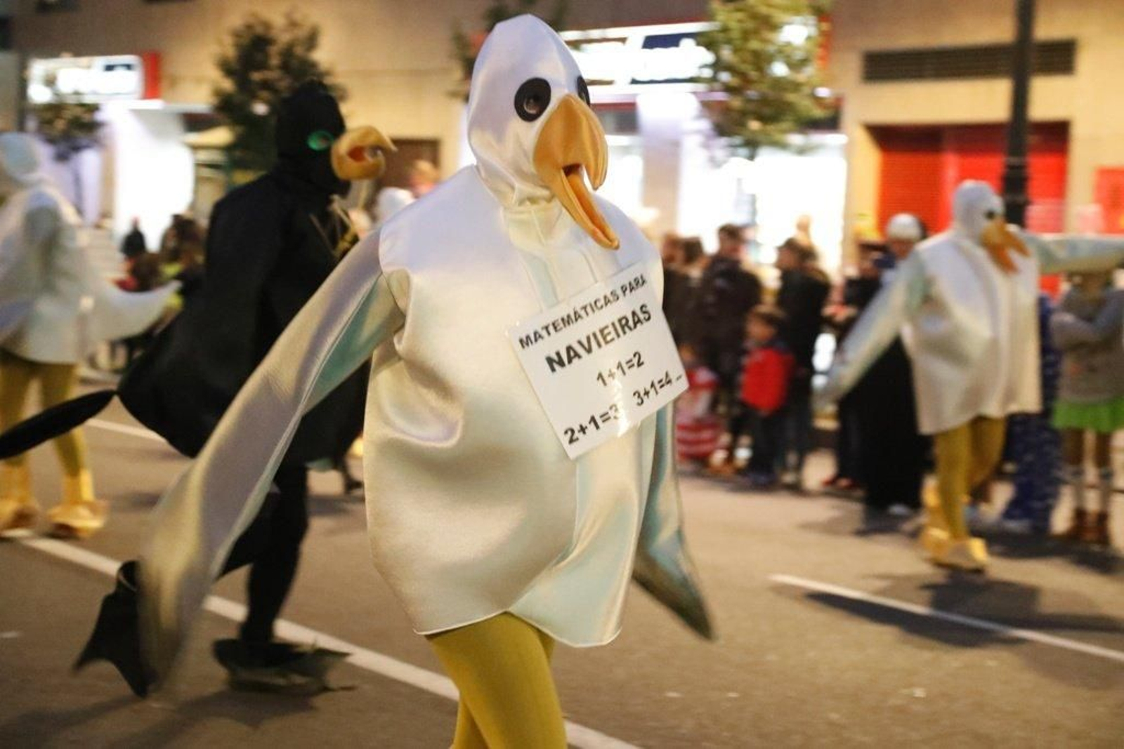 Las comparsas calientan el Entroido en Vigo Foto JVLandín 15