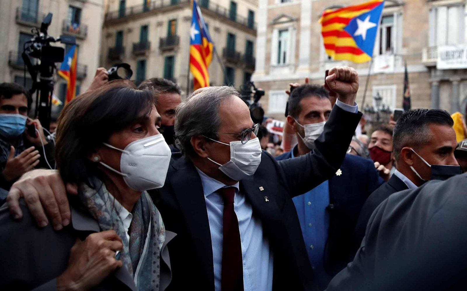 El presidente de la Generalitat, Quim Torra, acompañado de su mujer Carola Miró, abandona el Palau de la Generalitat. EFE/Toni Albir