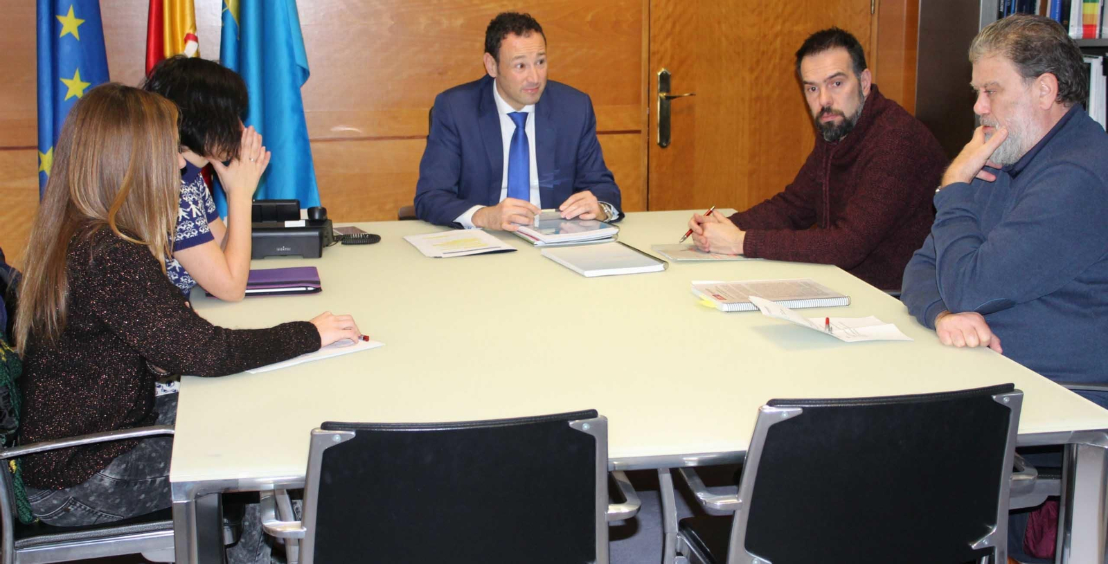 El consejero de Presidencia y Participación Ciudadana, Guillermo Martínez, se reunió con el secretario general de CCOO  de Asturias, José Manuel Zapico, para informarle del Plan Demográfico del Principado de Asturias 2017-2027. Al encuentro tamb