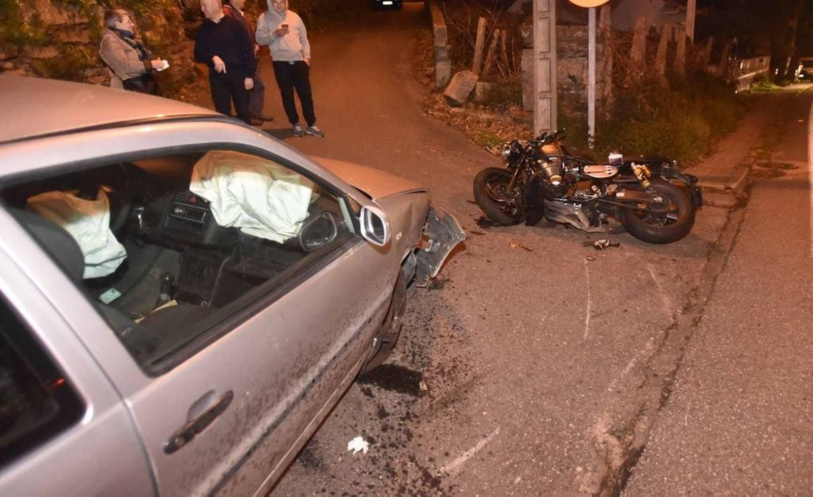 El motorista falleció ayer en Domaio tras recibir el impacto de un Wolkswagen Polo.