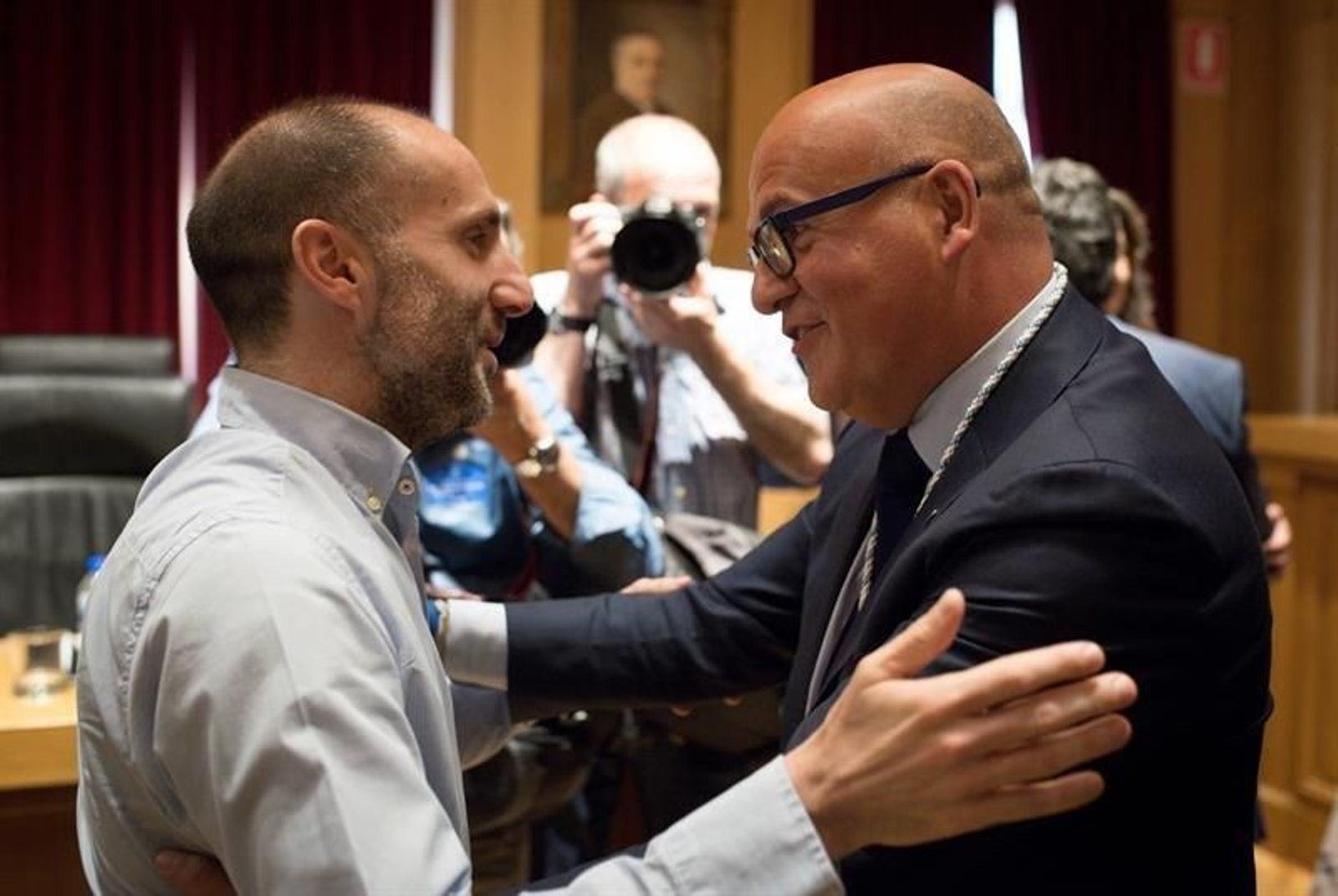 El candidato popular a la Presidencia de la Diputación de Ourense, Manuel Baltar (d), saluda al alcalde de Ourense, Gonzalo Pérez Jácome (i)