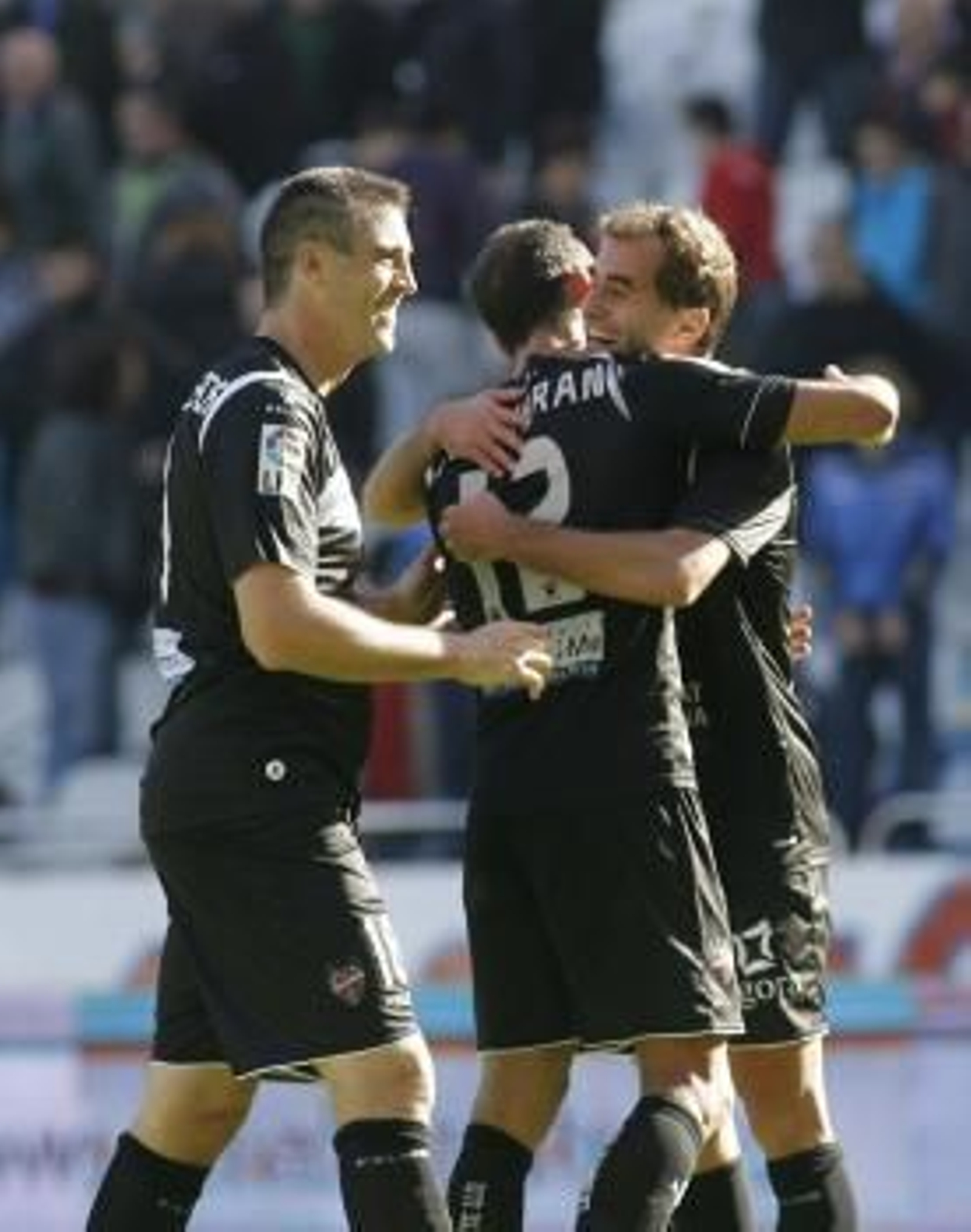 Jugadores del Levante se abrazan en un partido anterior.