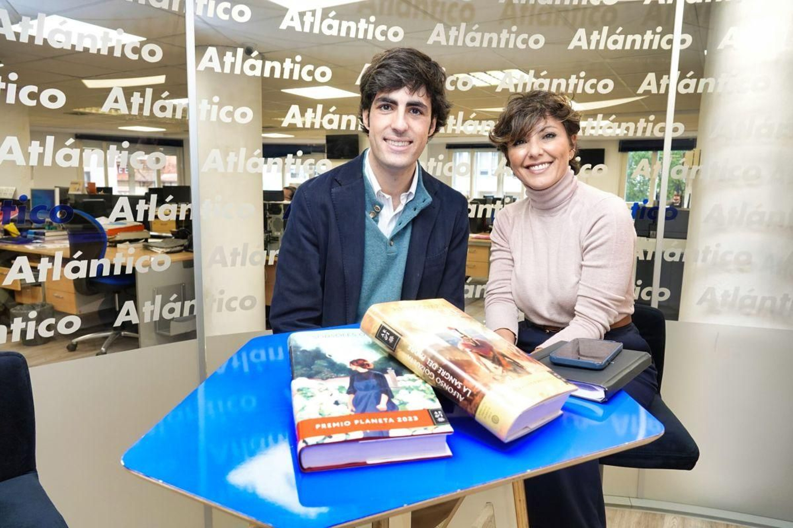 Alfonso Goizueta y Sonsoles Ónega visitaron Atlántico para charlar sobre sus premiadas novelas.