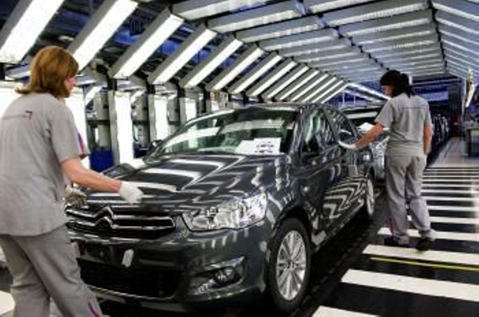 La nueva berlina Citroën C-Elysée fabricada en Vigo ya está a la venta en España y en países emergentes.