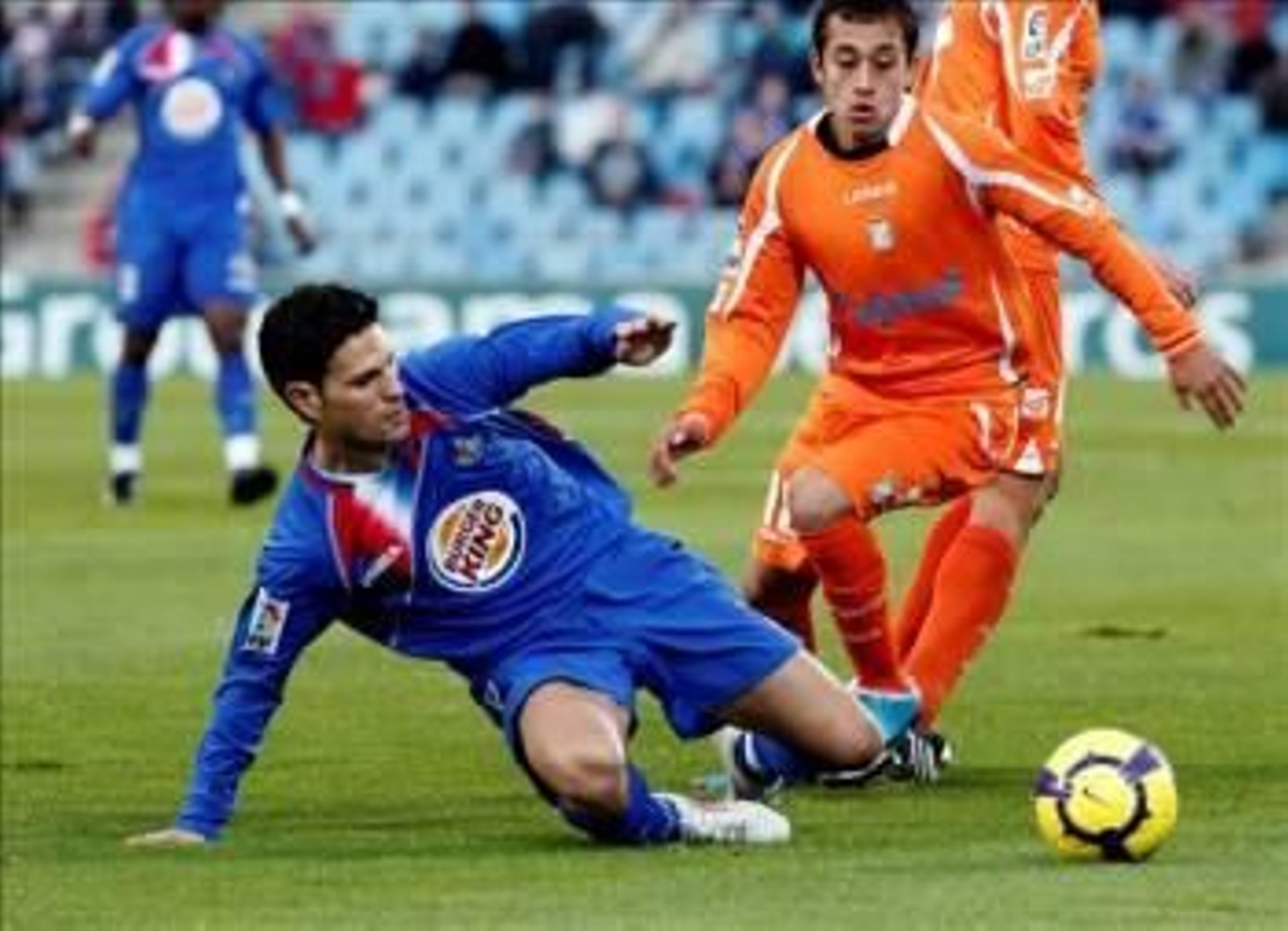 El centrocampista del Getafe, Gavilán, lucha por un balón contra el delantero del Xerez, Orellana. (Foto: Bernardo Rodríguez)