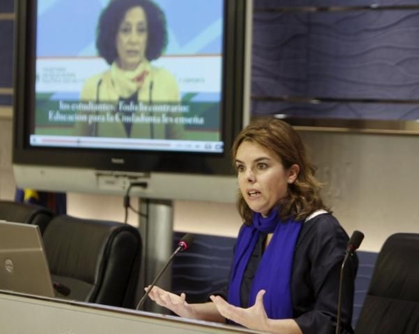 Sáenz de Santamaría  censuró la falta de explicaciones sobre la retirada de Kosovo.