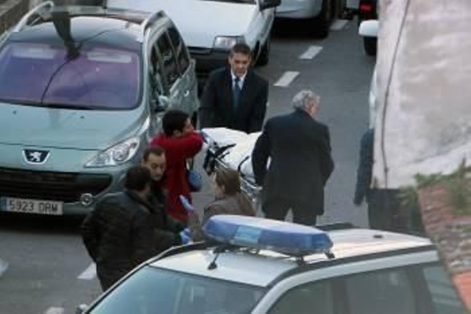 Empleados de una funeraria trasladan el cadáver del fallecido tras ser apuñalado en O Grove. (Foto: ALBERTE)