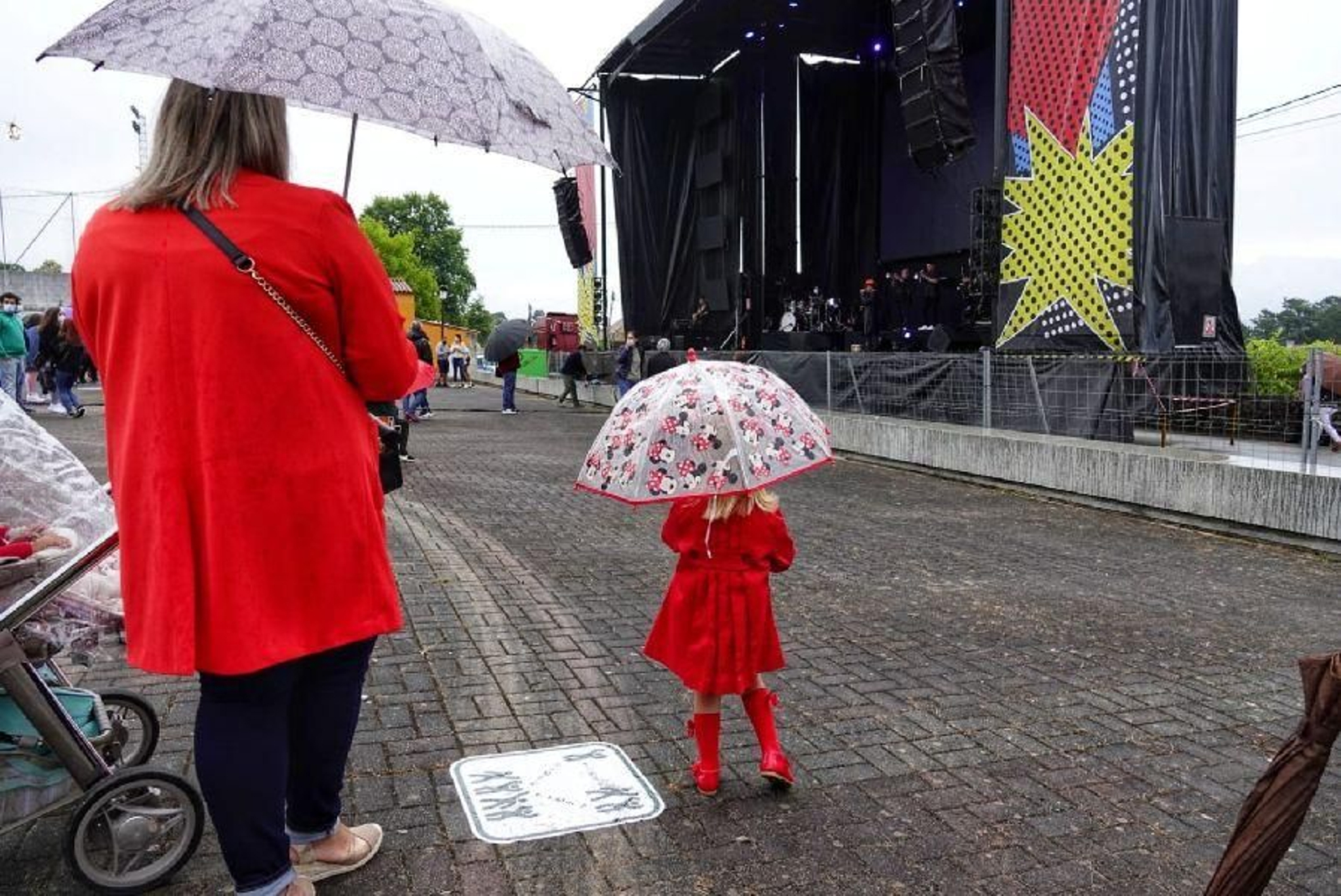 Tomiño vuelve a bailar en una verbena _ Vicente Alonso 01