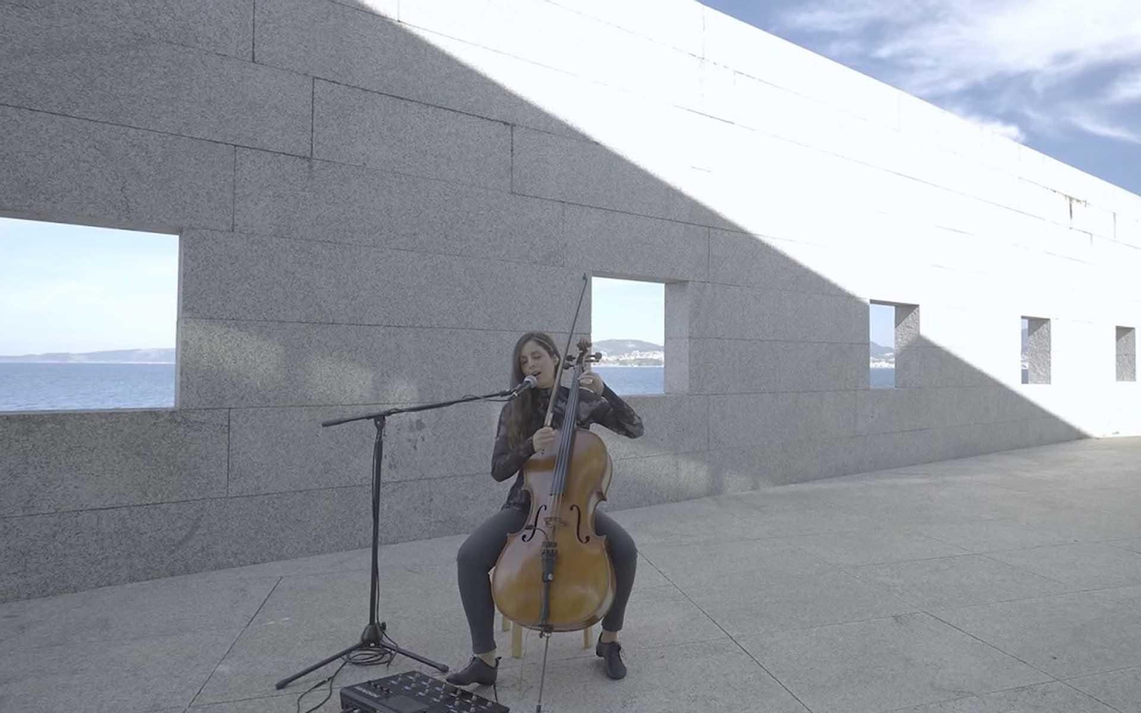 La violenchelista viguesa Margarita Marino le pone música y voz a los versos de Xela Arias 'Tigres coma cabalos'