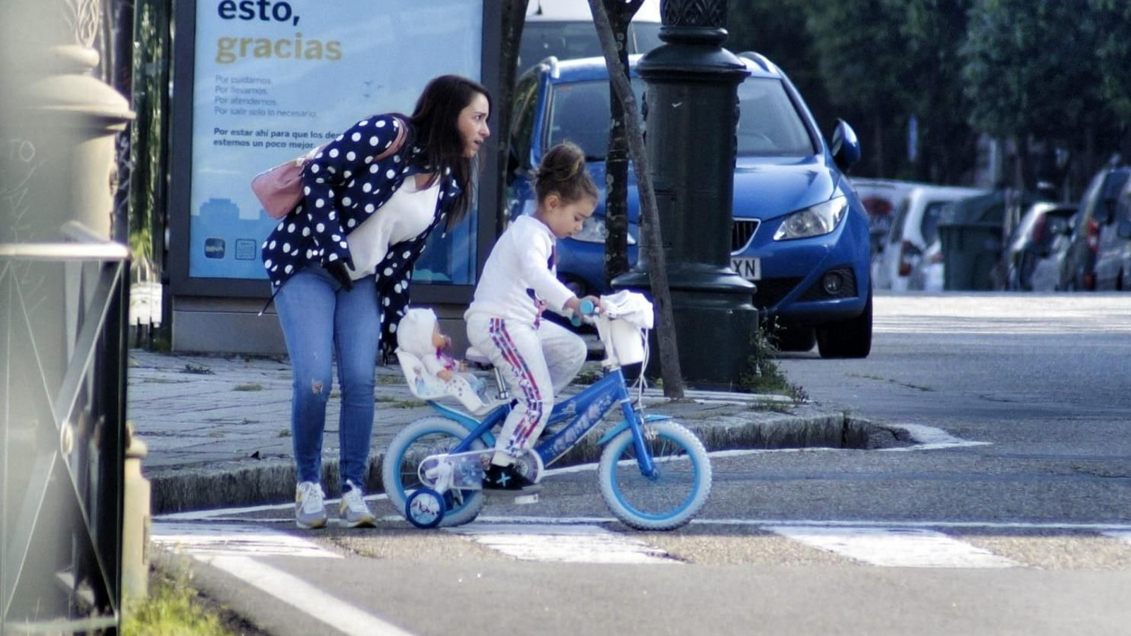 Una niña con su bicicletas en Vigo // Vicente