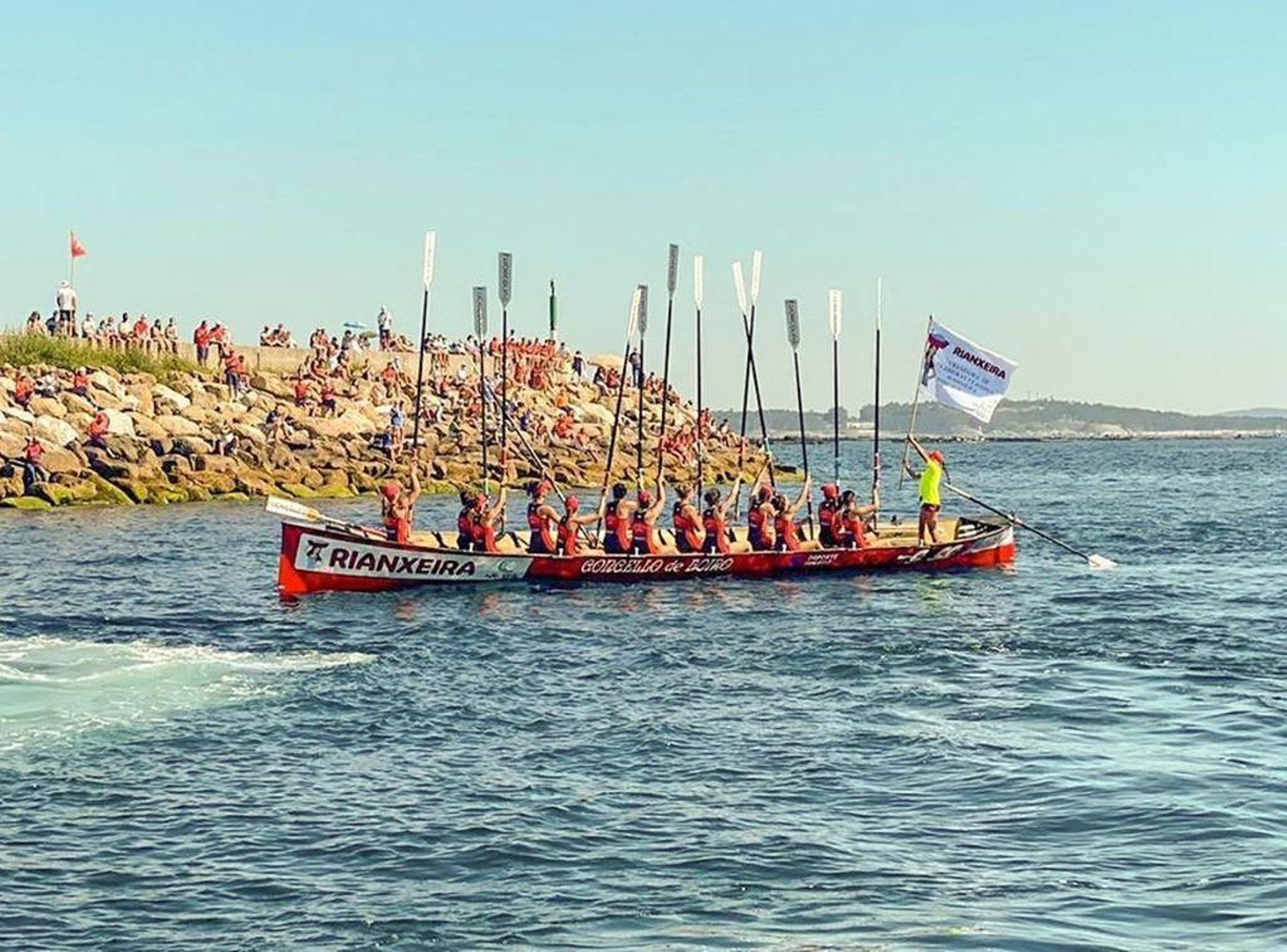 As remeiras de Cabo da Cruz celebran a vitoria na regata de onte.