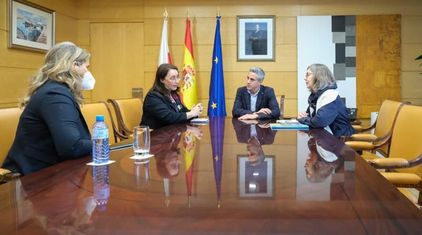 El vicepresidente y consejero de Universidades, Igualdad, Cultura y Deporte, Pablo Zuloaga, se reunió con la embajadora de Túnez en España, Fatma Omrani Chargui. © Raúl Lucio