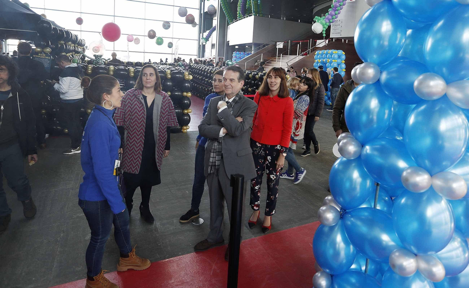 Los más pequeños ya pudieron disfrutar de actividades ambientadas en el espacio exterior en el Auditorio, que ayer inauguró el alcalde Abel Caballero.