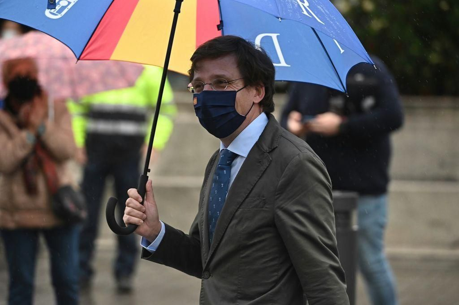 El alcalde de Madrid, José Luis Martínez Almeida, en el Hopital de La Paz.