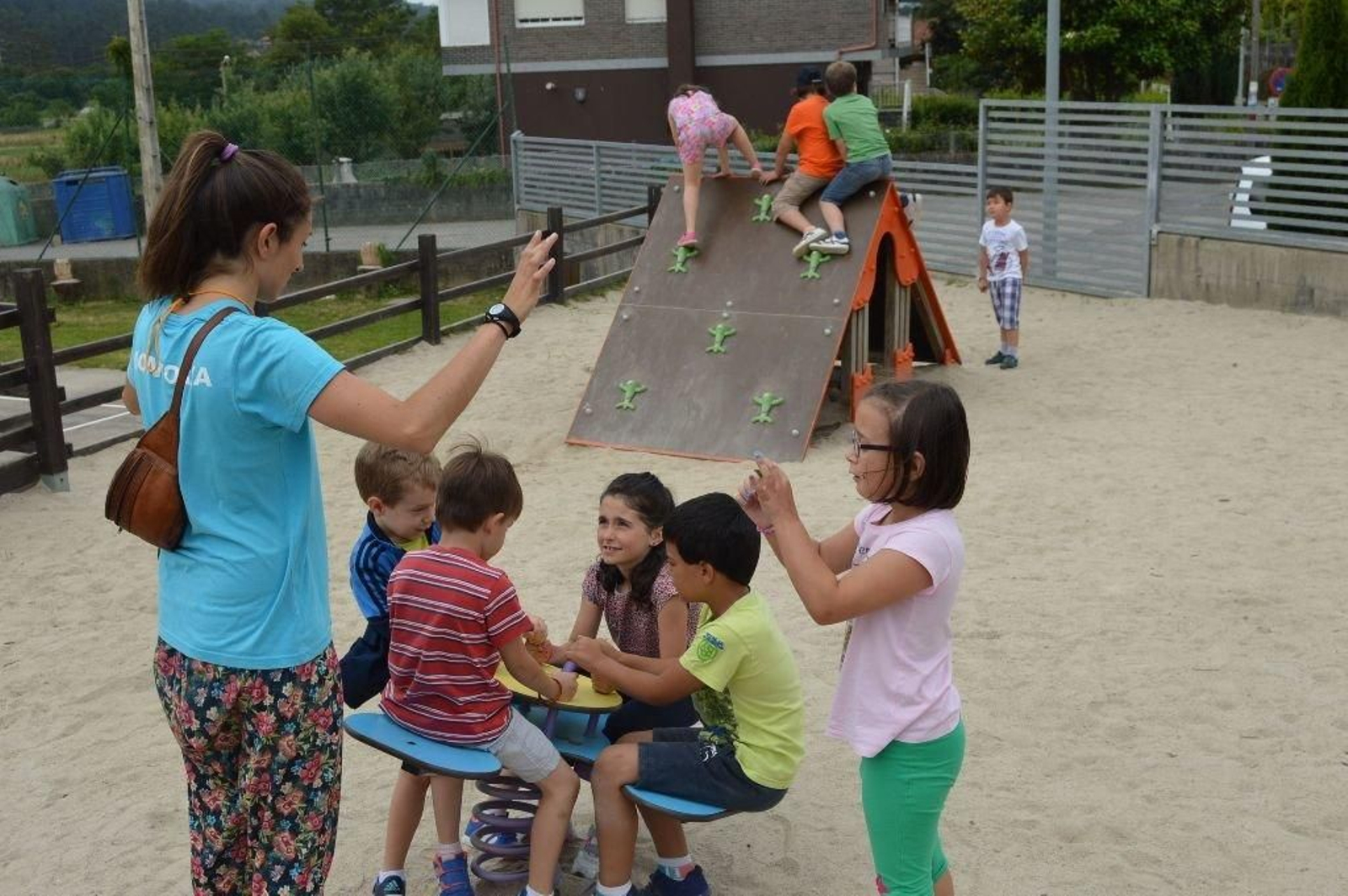 Una monitora del campamento de verano de Mos.
