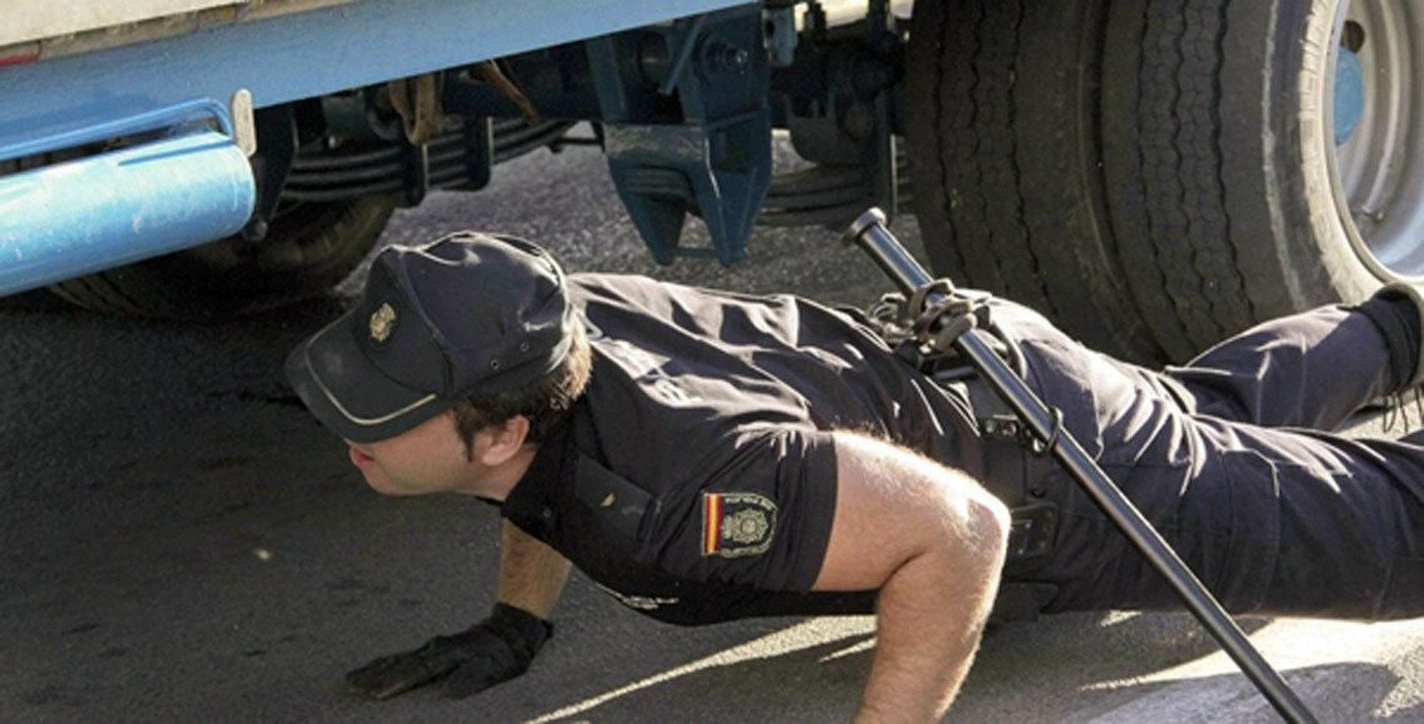 Un policía revisa los bajos de un camión durante el último operativo de la Operación Feriante en Ceuta.