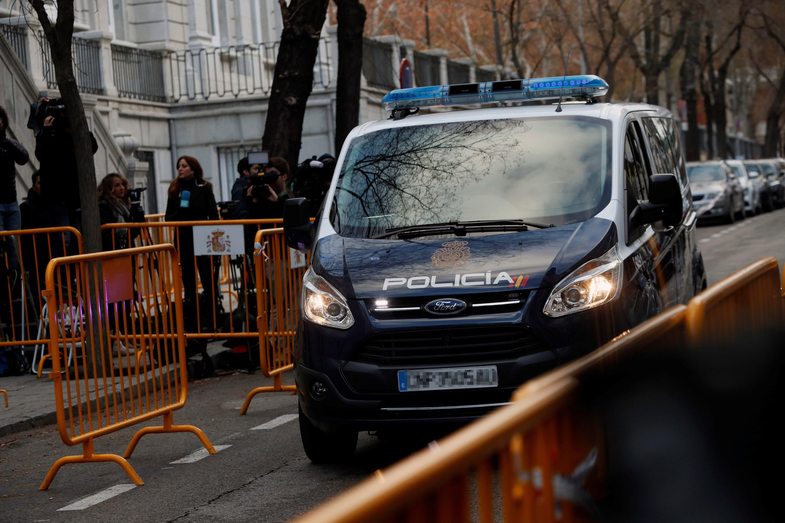 Un furgón de Policía Nacional que trasladó a los presos independentistas, a su llegada al Supremo.