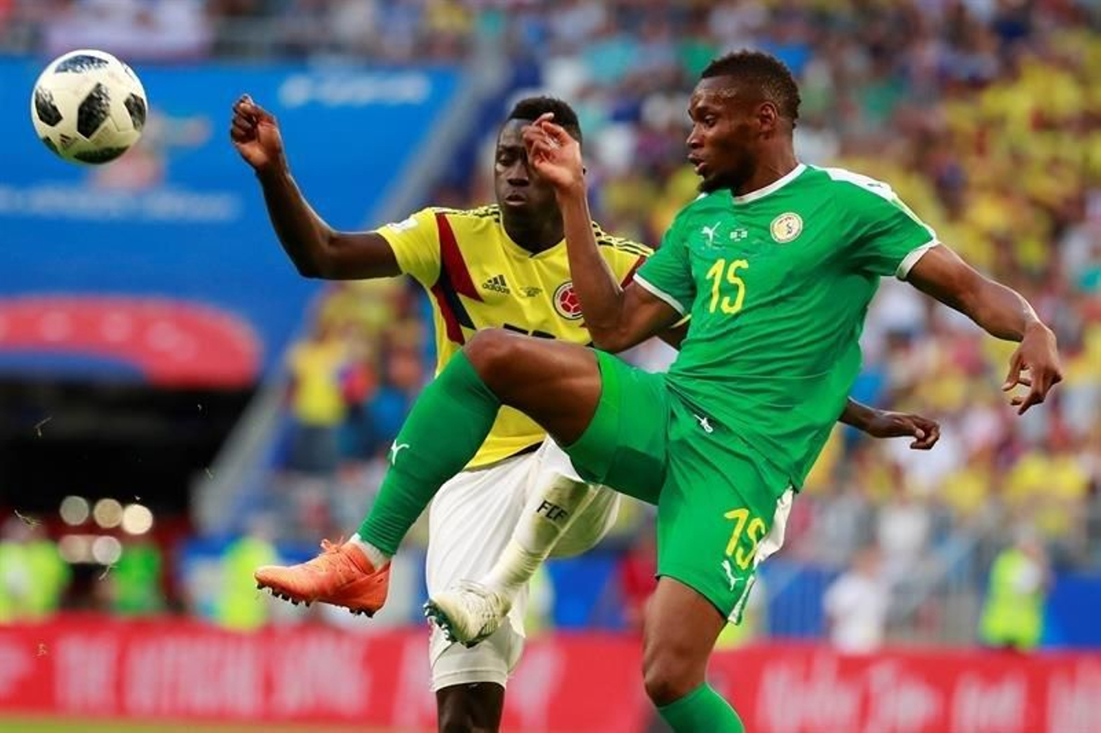 El defensa colombiano Davinson Sánchez (i) y el delantero senegalés Diafra Sakho