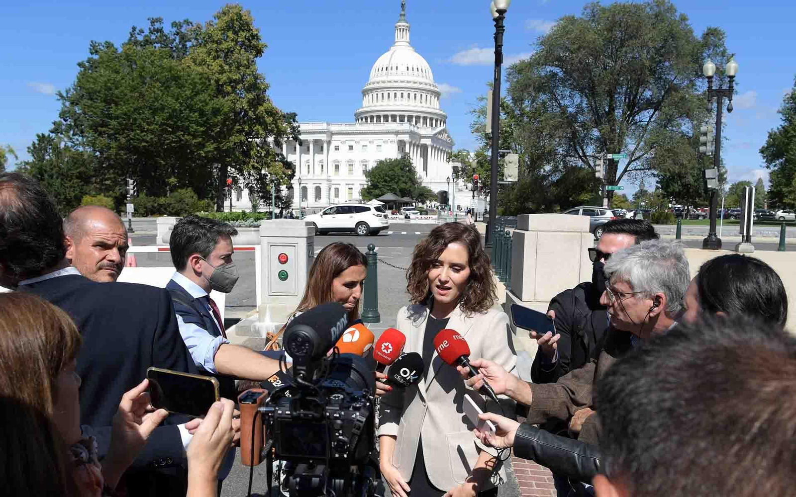USA2262. WASHINGTON (DC, EEUU), 30/09/2021.- La presidenta de la Comunidad de Madrid, Isabel Díaz Ayuso, atiende a los periodistas hoy después de su reunión con el Caucus Hispano en el edificio Longworth del Congreso de los Estados Unidos en Washington. Ayuso discutió este jueves en Washington sus tesis sobre el "indigenismo como el nuevo comunismo" con un grupo de congresistas hispanos, uno de los cuales, el californiano de origen mexicano Raúl Ruiz, le reprochó haber abierto este debate. EFE/Lenin Nolly