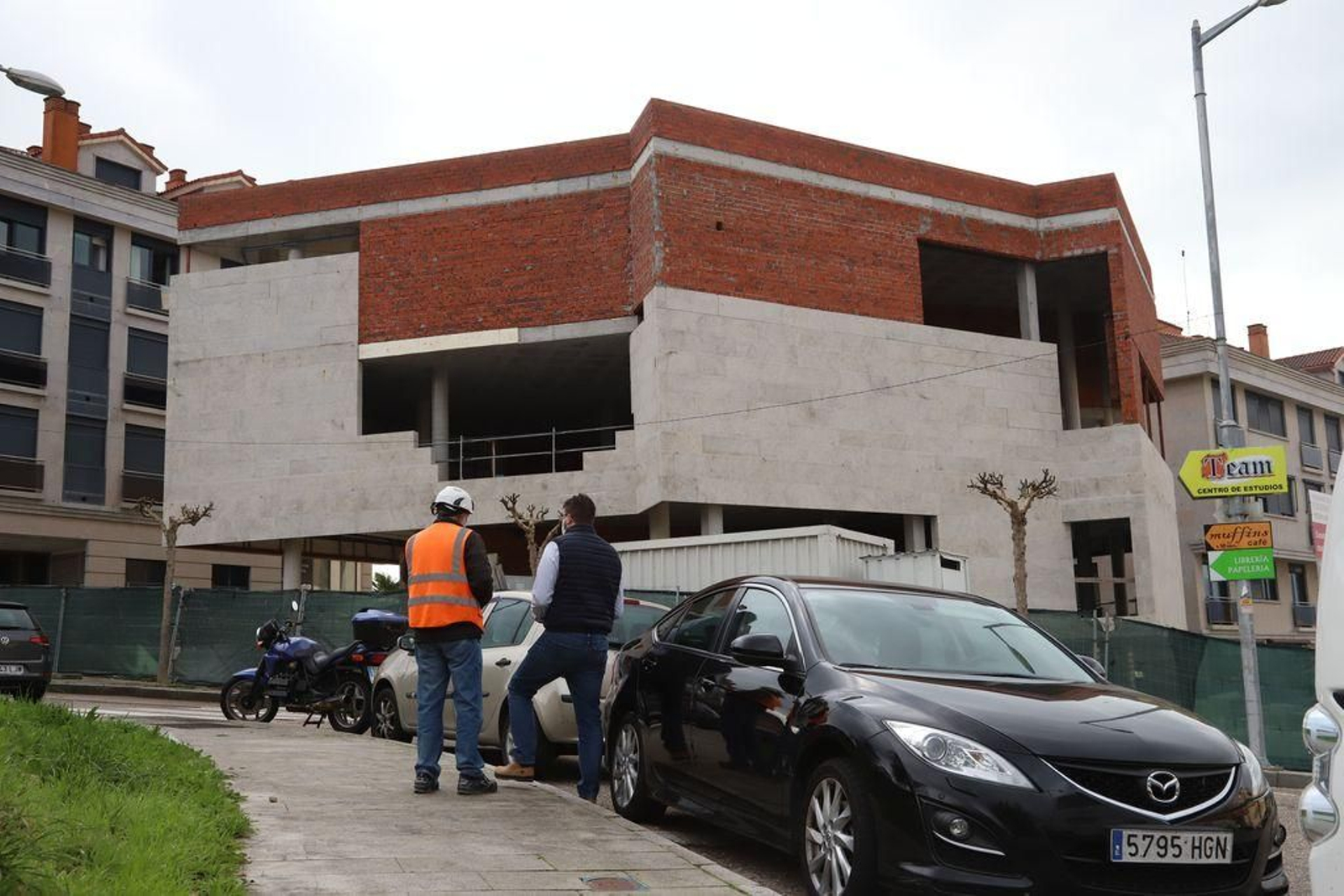 Miembros de la dirección técnica y de la constructora visitaron ayer el inmueble de 1.260 metros cuadrados.