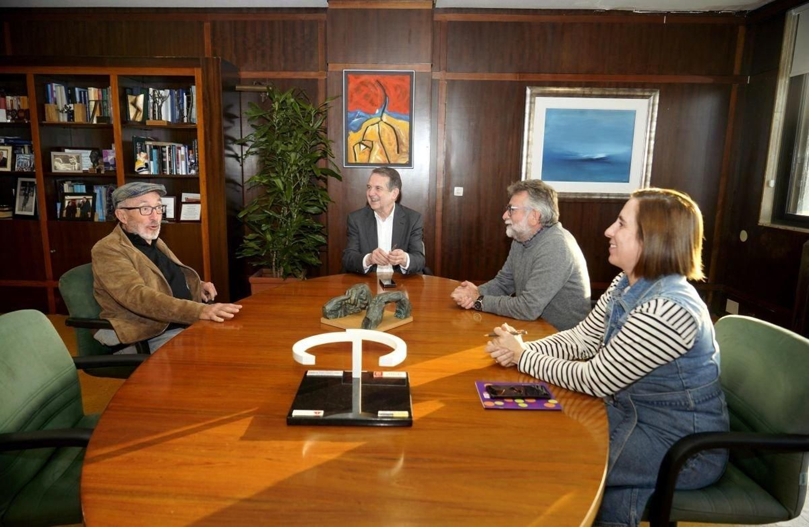 El alcalde, ayer en su despacho con representantes de SOS Sanidade.