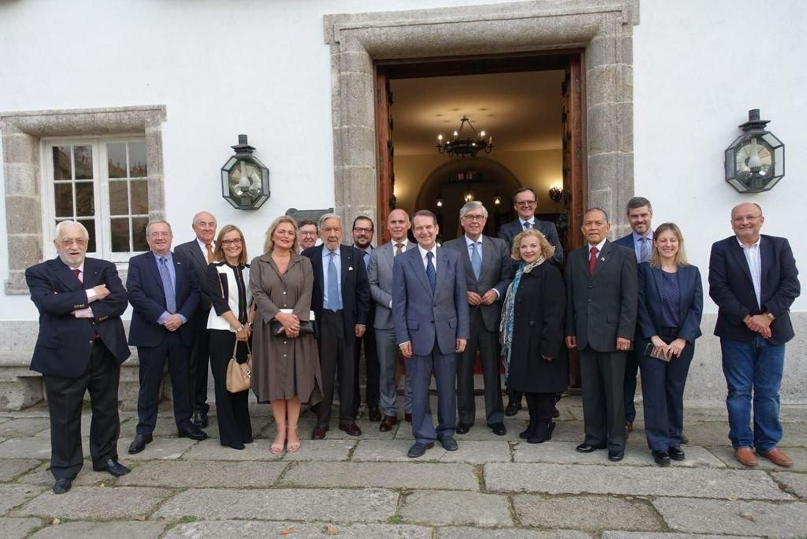 La foto de familia del Cuerpo Consular en Vigo, ayer en la recepción celebrada en el pazo de Castrelos.