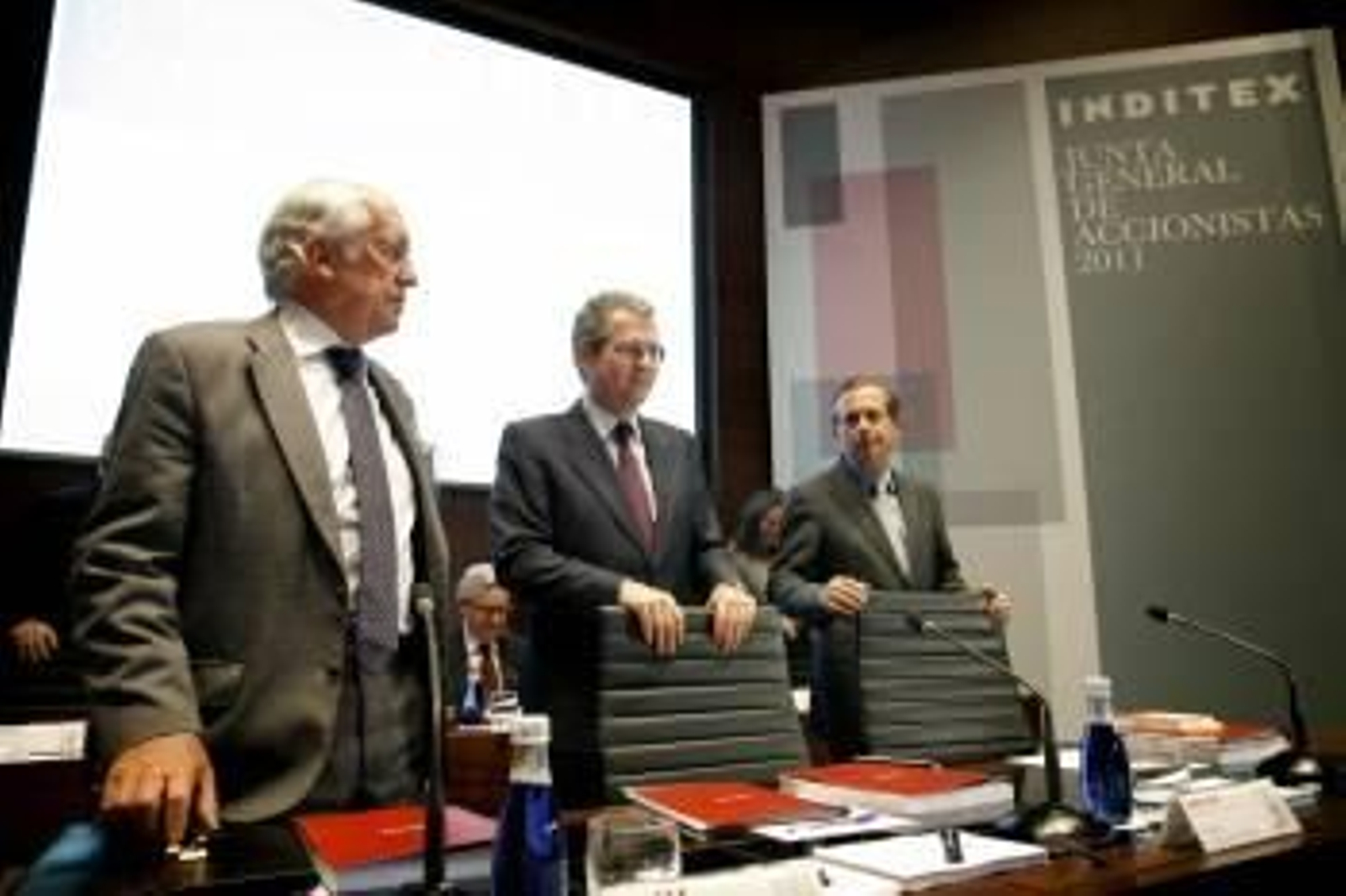 Pablo Isla, en el centro de la imagen, en la junta de accionistas de Inditex, en julio de 2001. (Foto: CABALAR)