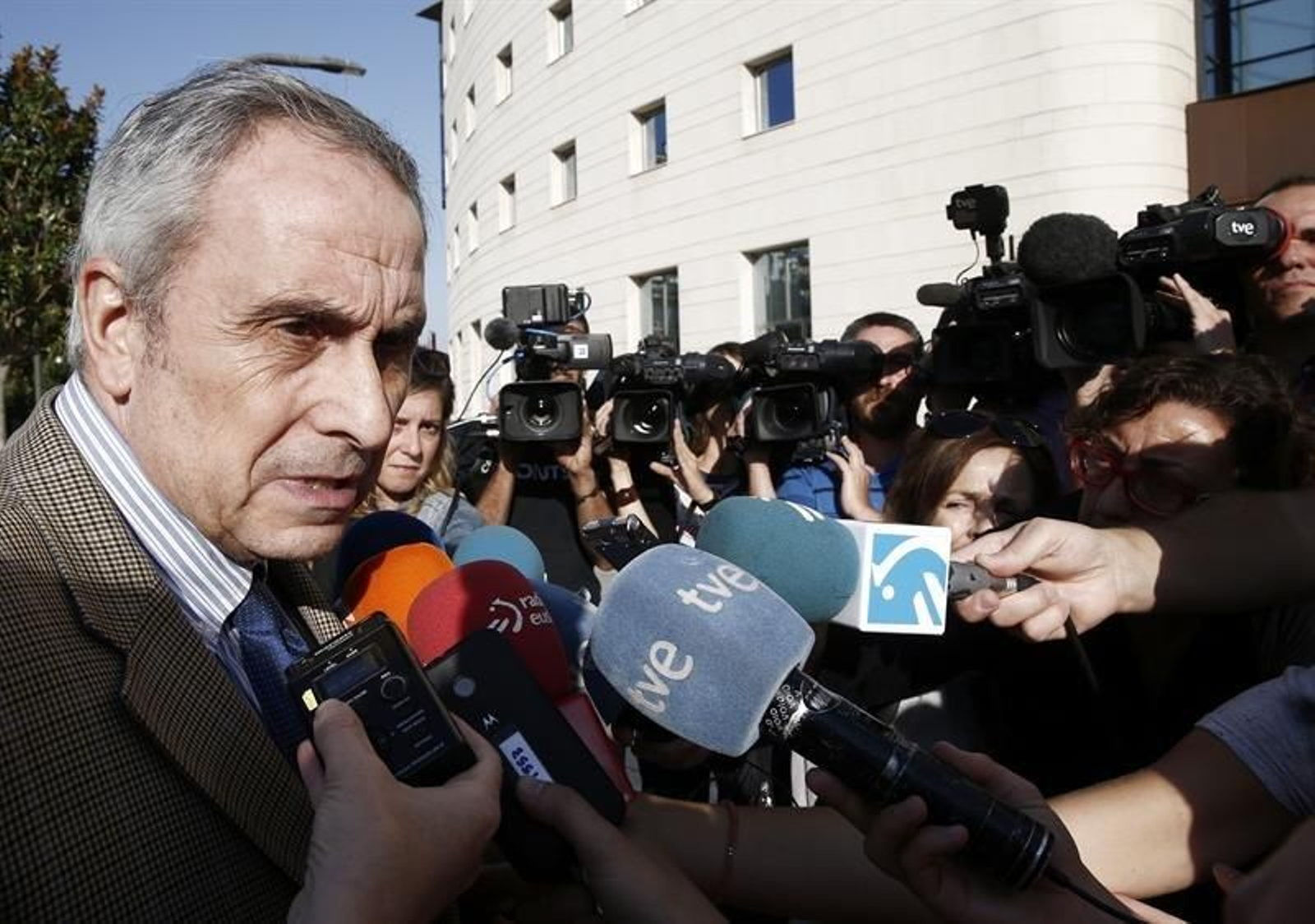 Carlos Bacaicoa, abogado de la víctima, atiende a los