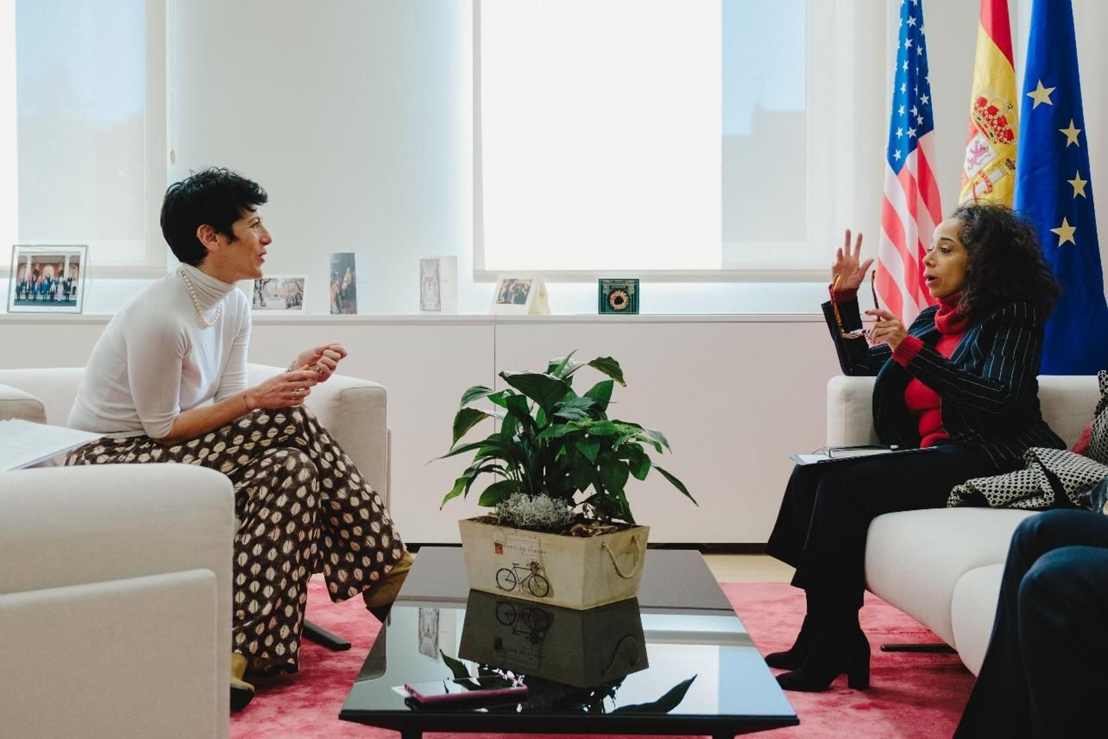 La ministra de Inclusión, Seguridad Social y Migraciones, Elma Saiz, y la embajadora de EEUU en España, Julissa Reynoso, durante su encuentro.