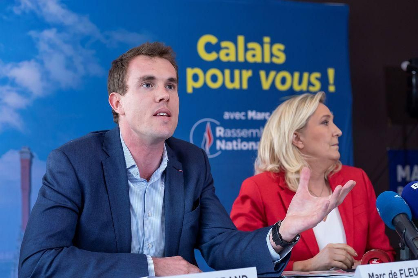 Marine Le Pen, presidenta de Agrupación Nacional, junto al candidato a la alcadía de Calois, Marc de Fleurian.