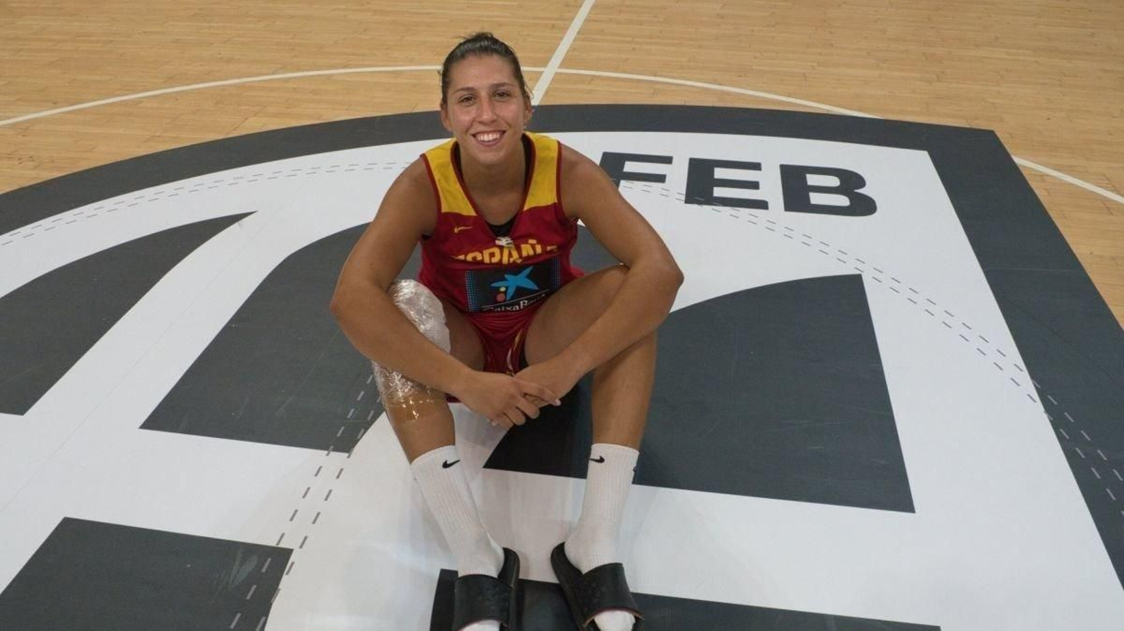 La ala-pívot viguesa sonríe en el centro de la pista del Central, donde no jugaba desde hace diez años.