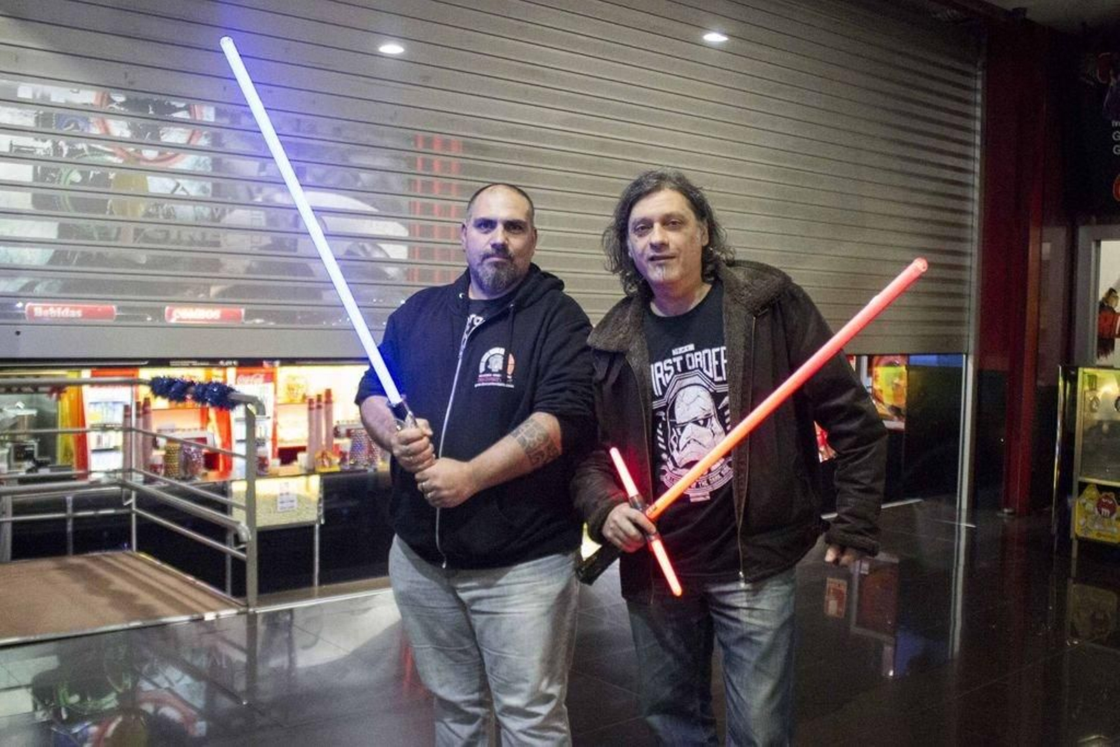 Dos de los fans que disfrutaron de la maratón con las espadas de Rey y Kylo Ren, ayer en Gran Vía.