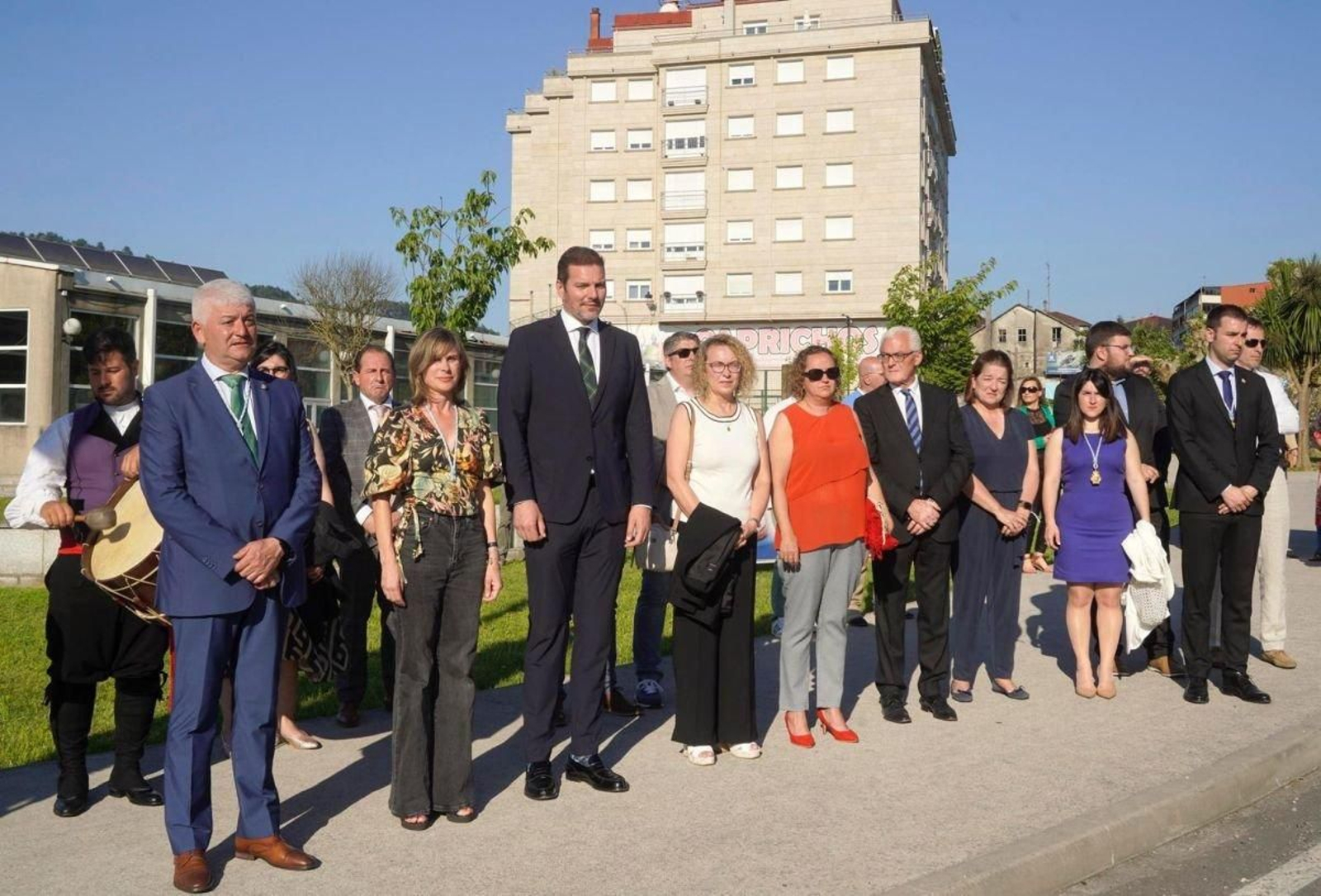 O conselleiro de Cultura e a alcaldesa de Ponteareas, onte na homenaxe co que remata o Corpus.