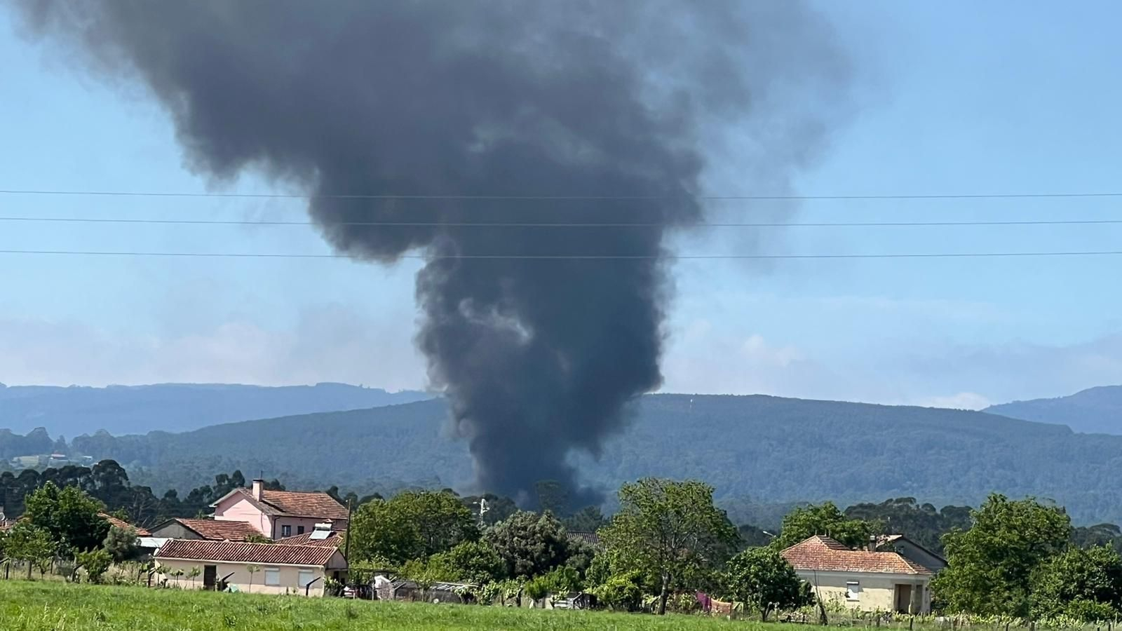 El incendio de la nave en Tomiño, visto desde Valença. // Alberte