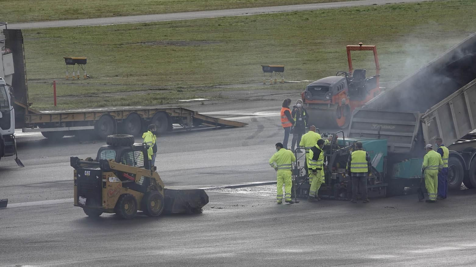 Asfaltado de la pista de Peinador ayer por la mañana.