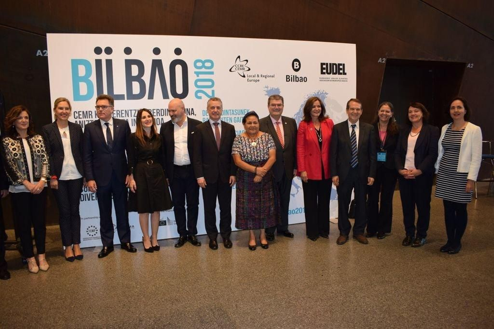 Abel Caballero en la foto de familia de la jornada ayer en Bilbao con el lehendakari, Iñigo Urkullu; el alcalde de Bilbao, Juan Mari Aburto; la Premio Nobel de la Paz, Rigoberta Menchú y otros ponentes.