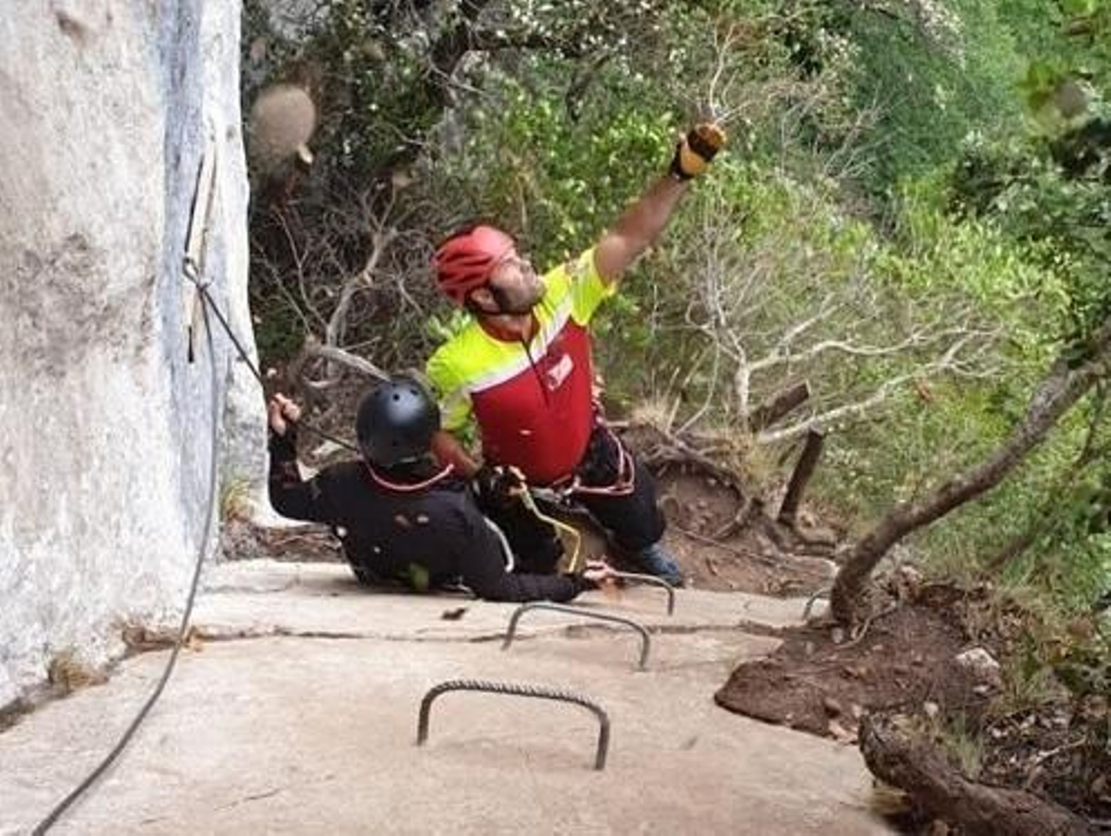 Imagen del rescate llevado a cabo por los efectivos de emergencia de Cantabria.