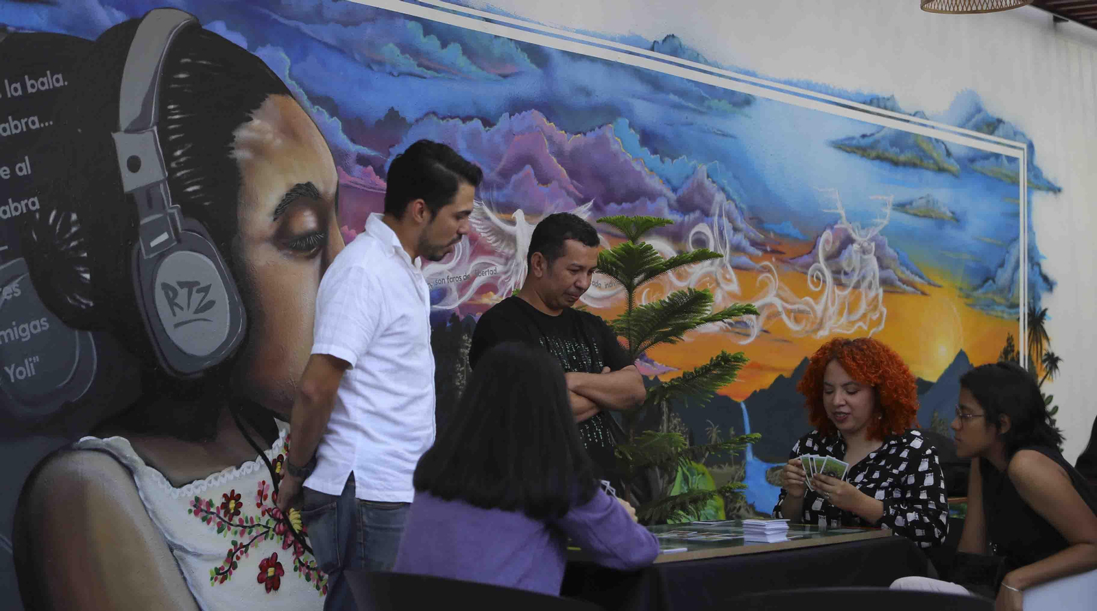 Un grupo de jóvenes comparten durante una actividad en El Centro Cultural de España en Tegucigalpa (Honduras). EFE/Sophia Amador
