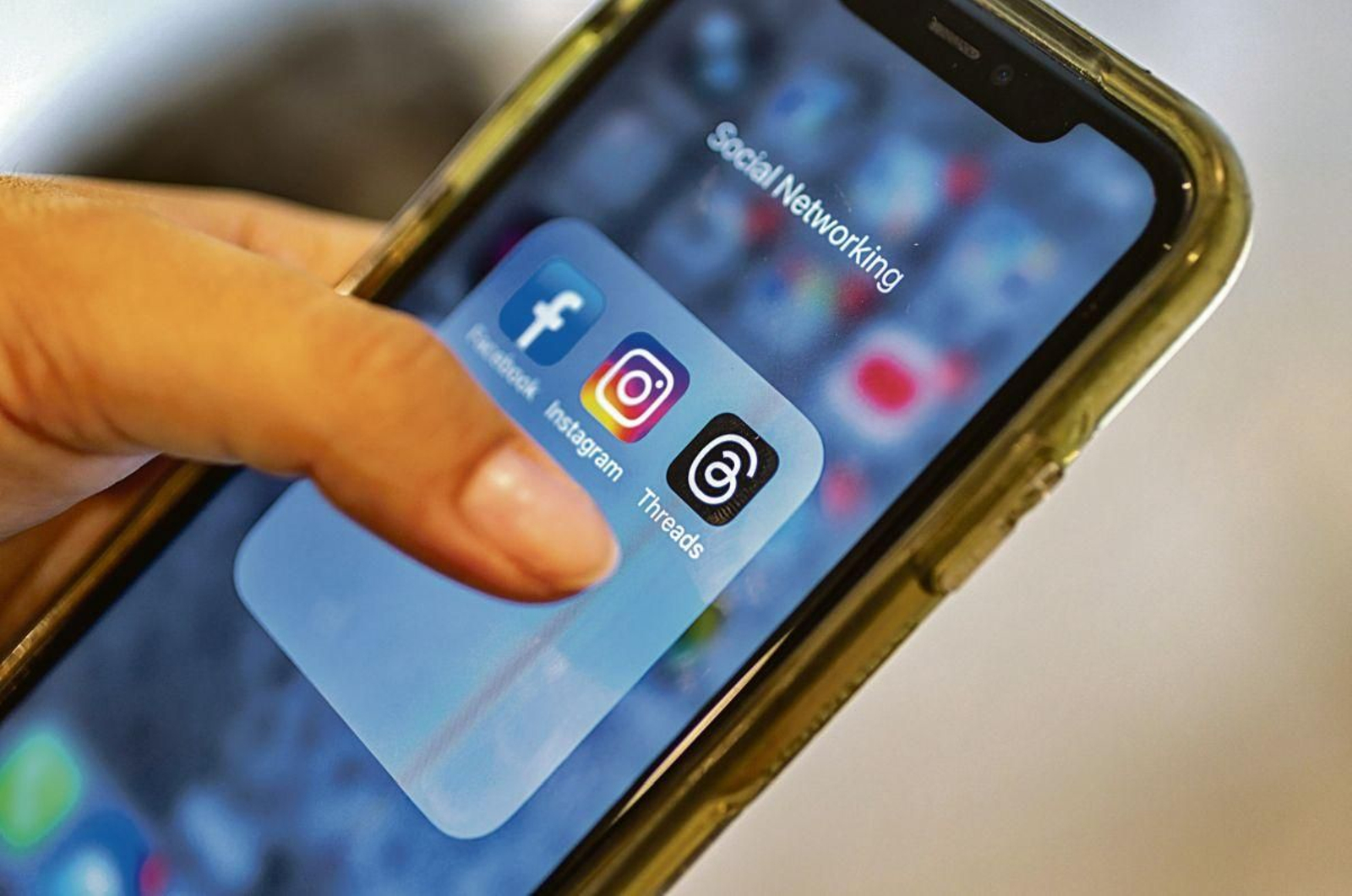 Una persona revisa sus redes sociales en su teléfono móvil.