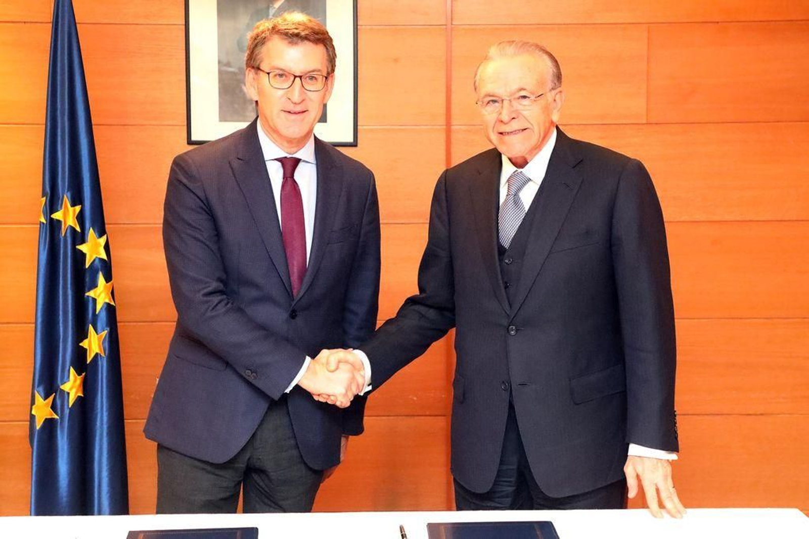 Alberto Núñez Feijóo, y el presidente de la Fundación La Caixa, Isidro Fainé, firman un acuerdo de colaboración en materia de acción social y de apoyo al Xacobeo 2021.