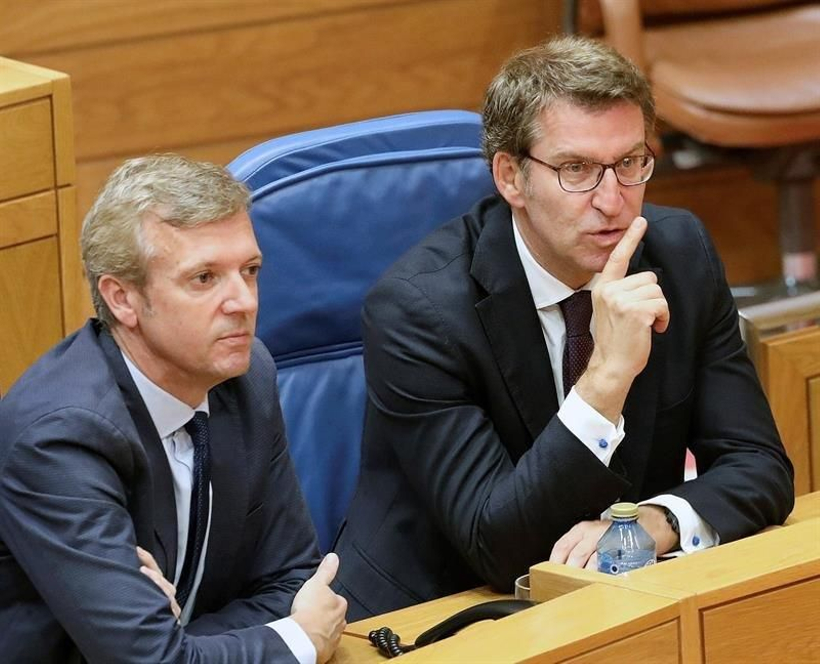 El presidente de la Xunta de Galicia, Alberto Núñez Feijóo (d), acompañado del vicepresidente de la Xunta, Alfonso Rueda