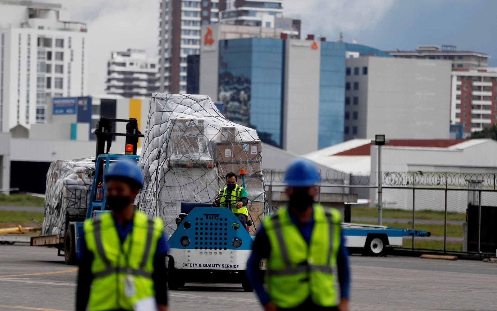 En Guatemala, personal descarga de un avión las vacunas donadas por España tras el acuerdo con el mecanismo Covax. EFE/Esteban Biba