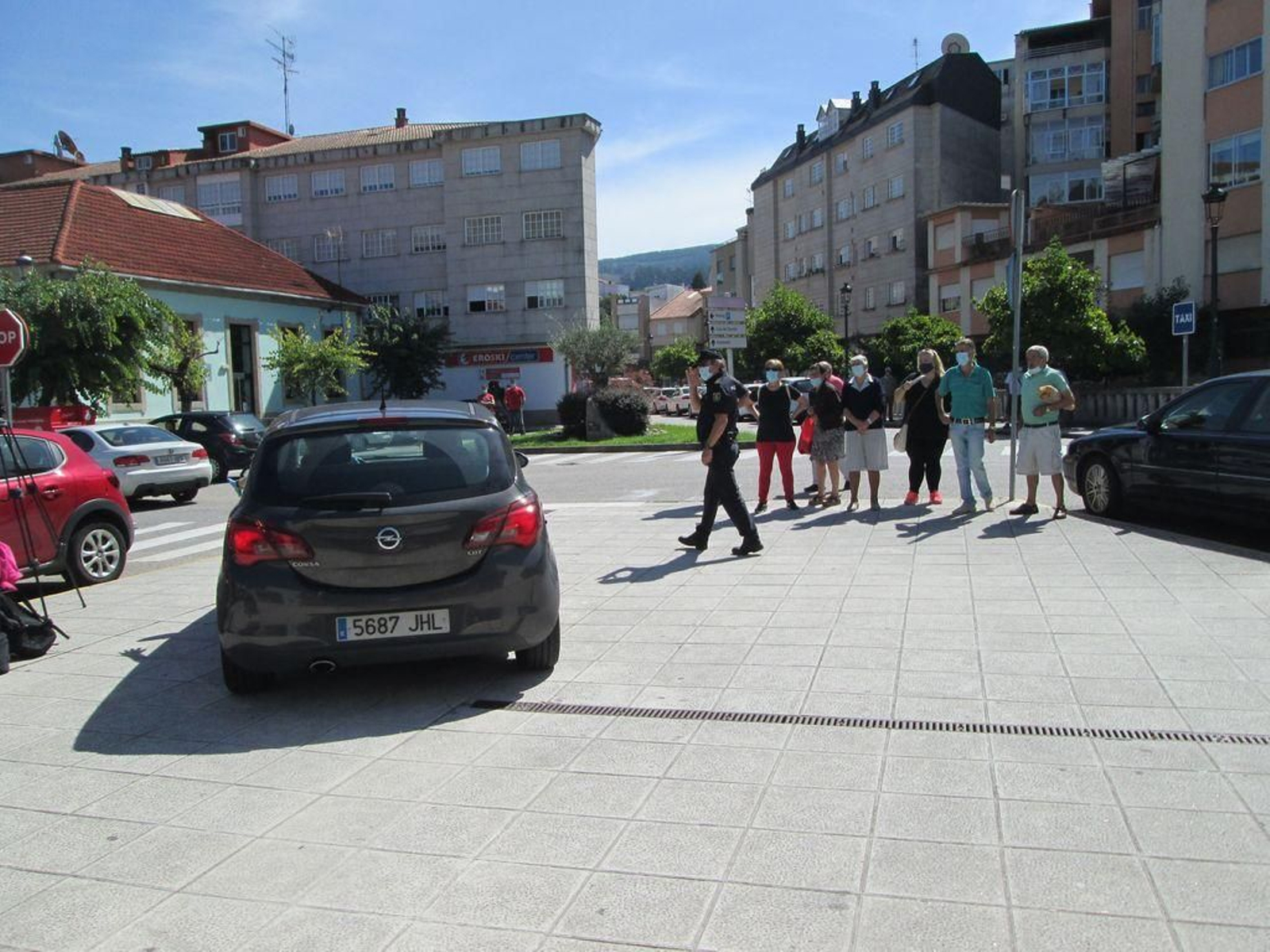 El coche en el que trasladaron al acusado es increpado por un grupo de personas.
