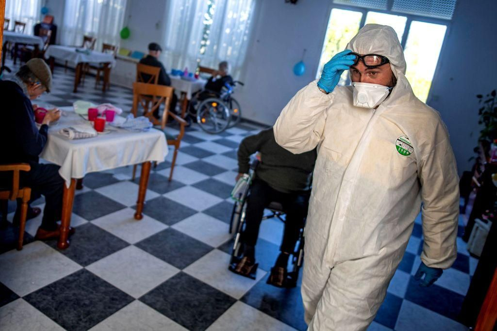 Un operario, en labores de desinfección en un centro de mayores.