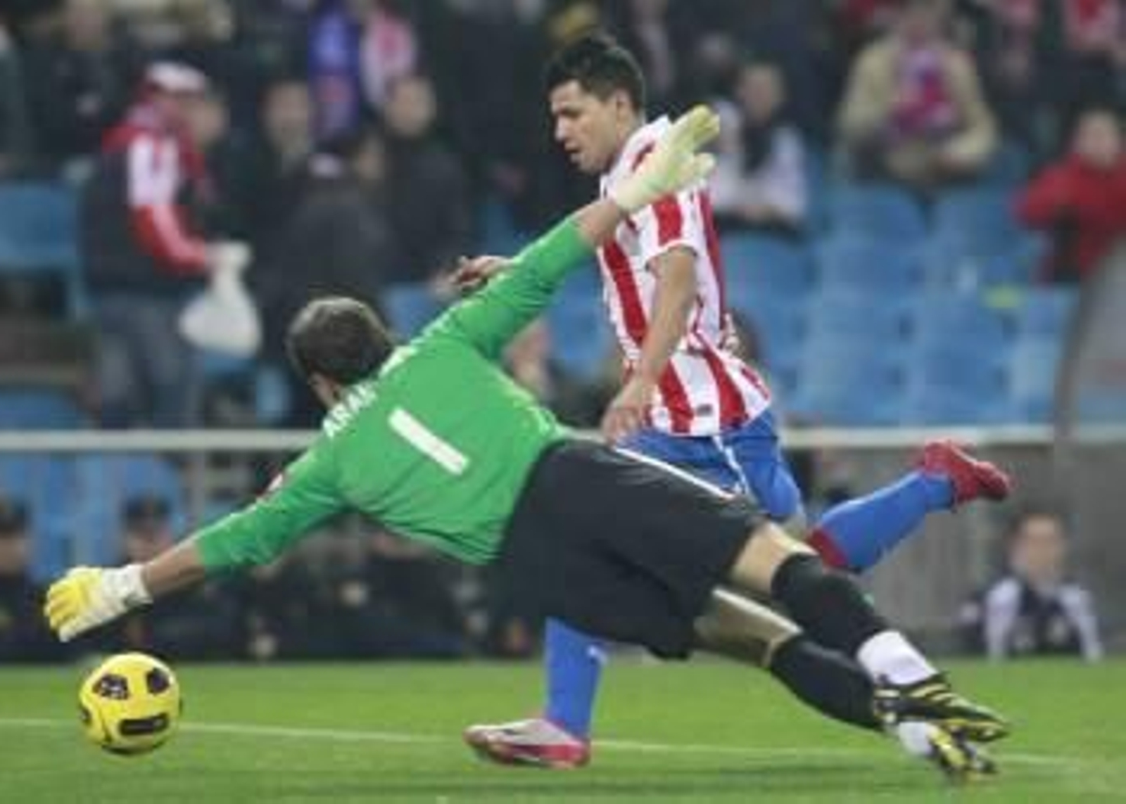 Aranzubia intenta taponar un remate del argentino Agüero.? (Foto: )